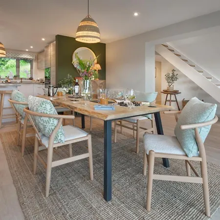 Barakat Lakes Escape, Holiday home