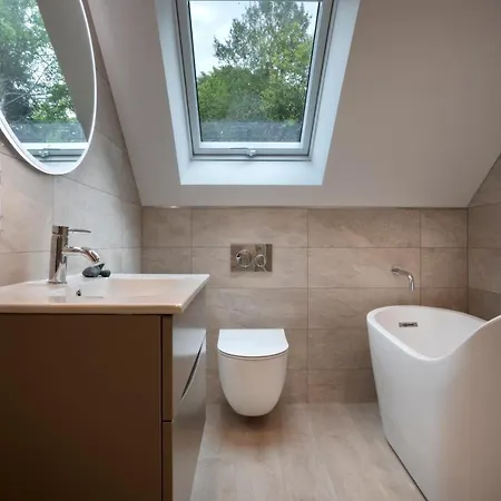 Holiday home Barakat Lakes Escape, *